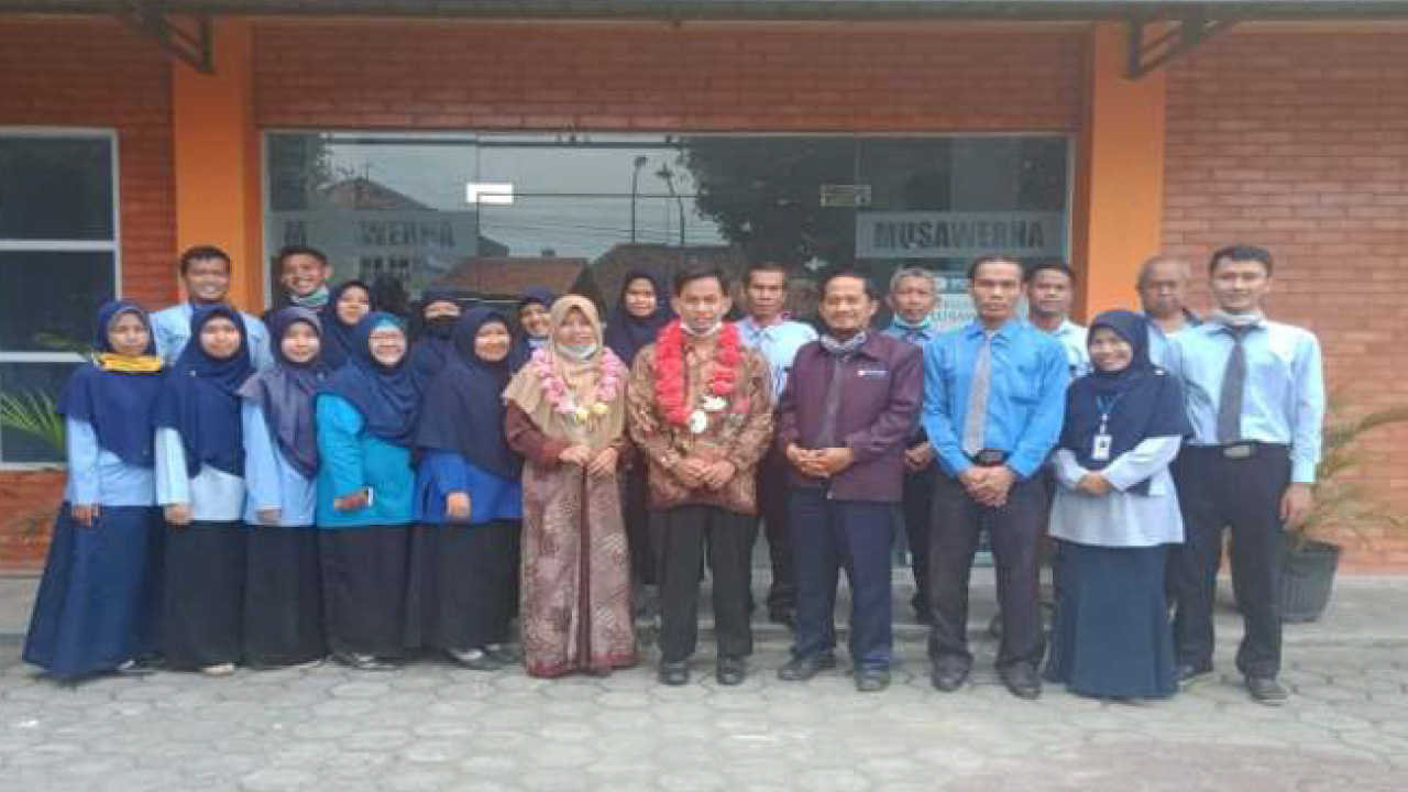 Hangat dan Inspiratif! SMP Musawerna Sambut Kunjungan SMP Muhammadiyah Jayapura dengan Terowongan Bunga dan Podcast Bersama