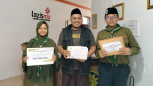 Jiwa Kemanusiaan dan Pupuk Empati, SMP Muhammadiyah Adiwerna Salurkan Bantuan Gempa NTT Melalui Lazismu